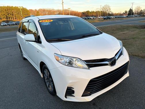 2020 Toyota Sienna LE