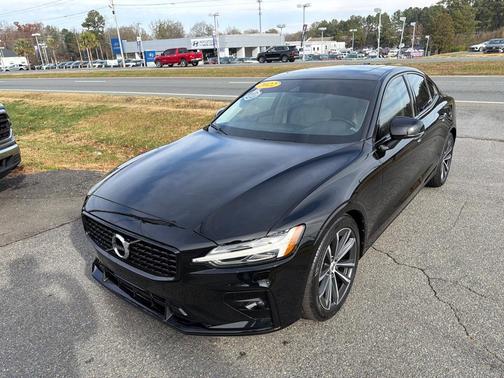 2022 Volvo S60 T5 Momentum