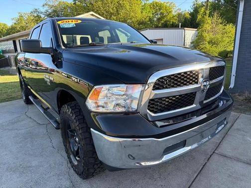Brilliant Black Crystal Pearlcoat 2019 RAM 1500 SLT