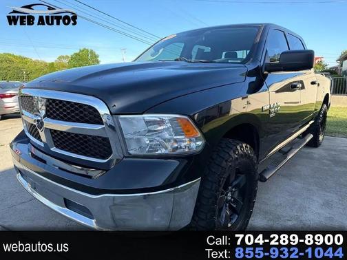 Brilliant Black Crystal Pearlcoat 2019 RAM 1500 SLT Truck