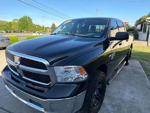 Brilliant Black Crystal Pearlcoat 2019 RAM 1500 SLT