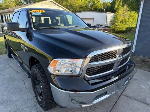 Brilliant Black Crystal Pearlcoat 2019 RAM 1500 SLT