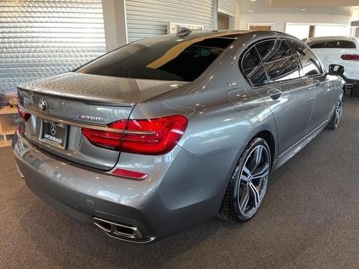 Photo 4 of 32 of 2018 BMW M760 i xDrive