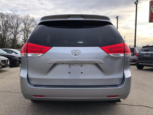 Photo 5 of 32 of 2013 Toyota Sienna LE