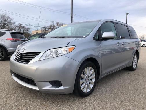 Photo 3 of 32 of 2013 Toyota Sienna LE
