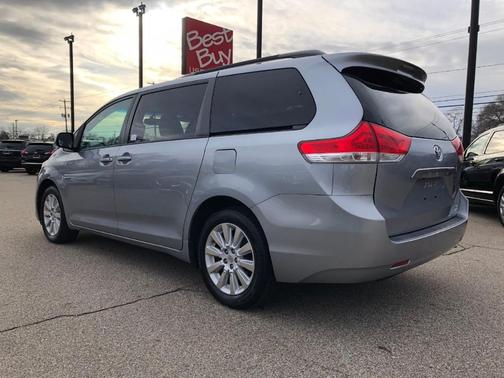 Photo 4 of 32 of 2013 Toyota Sienna LE