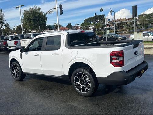 Oxford White 2025 Ford Maverick Lariat