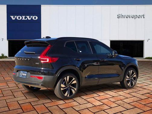 2025 Volvo XC40 B5 Ultra Dark Theme