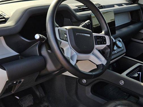 2024 Land Rover Defender 130 P400 X-Dynamic SE