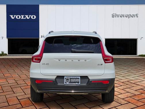 Crystal White Pearl 2025 Volvo XC40 B5 Plus Dark Theme