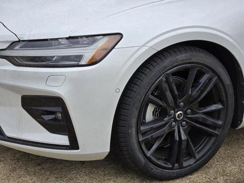 2024 Volvo S60 B5 Plus Black Edition