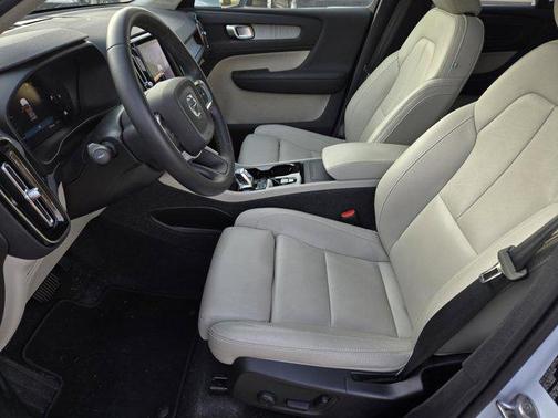 2024 Volvo XC40 B5 Plus Bright Theme