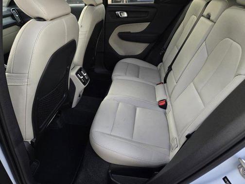 2024 Volvo XC40 B5 Plus Bright Theme