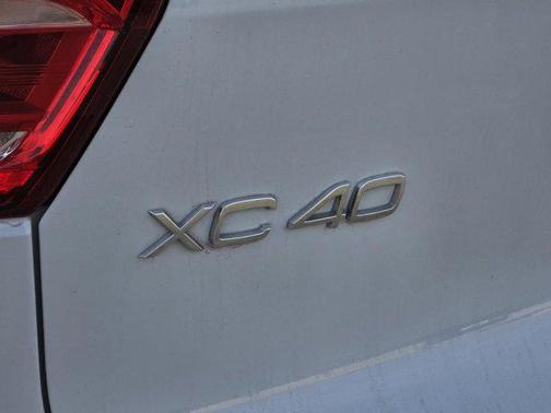 2024 Volvo XC40 B5 Plus Bright Theme