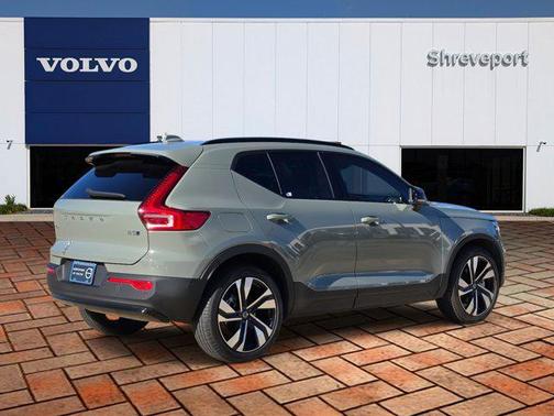 2025 Volvo XC40 B5 Ultra Dark Theme