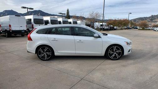 2017 Volvo V60 T6 R-Design Platinum