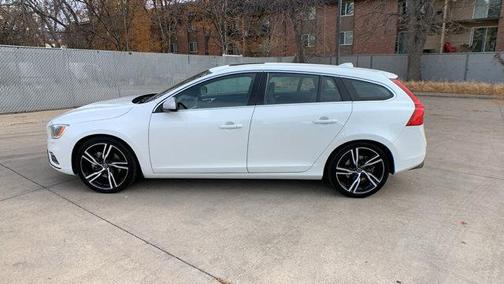 2017 Volvo V60 T6 R-Design Platinum