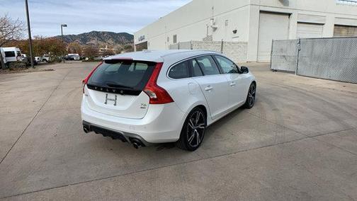 2017 Volvo V60 T6 R-Design Platinum