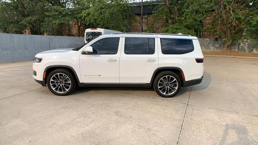 Bright White Clearcoat 2022 Jeep Wagoneer Series III 4x4