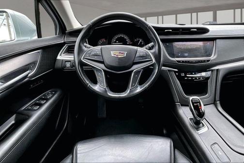 Radiant Silver Metallic 2019 Cadillac XT5 Luxury