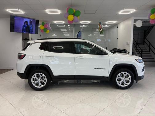 Bright White Clearcoat 2024 Jeep Compass Latitude