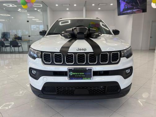 Bright White Clearcoat 2024 Jeep Compass Latitude