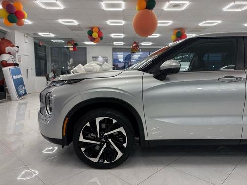 2023 Mitsubishi Outlander SE