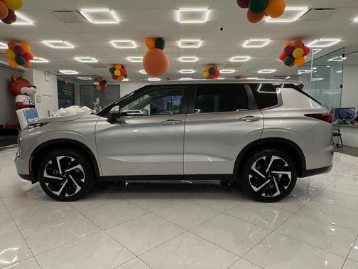 2023 Mitsubishi Outlander SE
