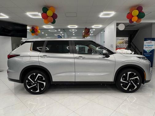 2023 Mitsubishi Outlander SE