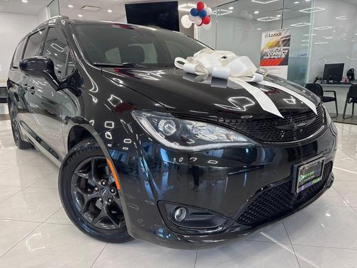 Brilliant Black Crystal Pearlcoat 2019 Chrysler Pacifica Touring-L Plus