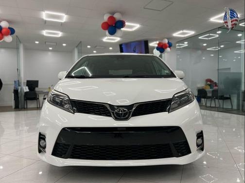 2019 Toyota Sienna SE