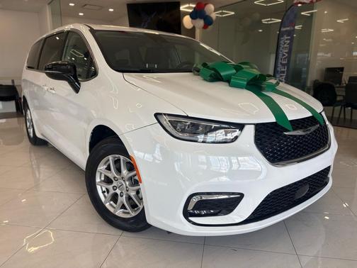 Bright White Clearcoat 2024 Chrysler Pacifica Touring L