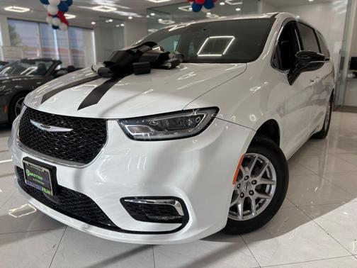 White 2025 Chrysler Pacifica L