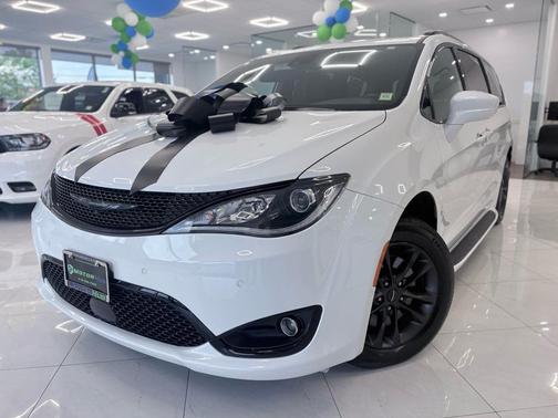 Bright White Clearcoat 2020 Chrysler Pacifica L