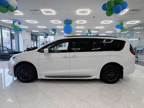 Bright White Clearcoat 2020 Chrysler Pacifica L