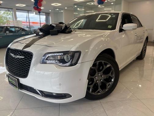 White 2018 Chrysler 300 S