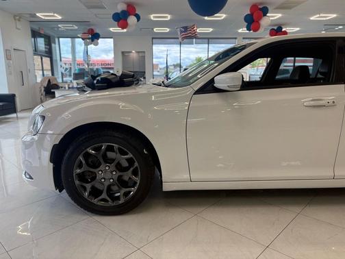 White 2018 Chrysler 300 S