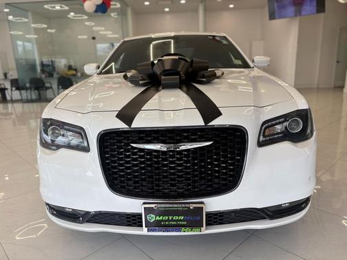White 2018 Chrysler 300 S