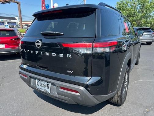 2024 Nissan Pathfinder SV