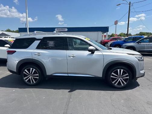 2023 Nissan Pathfinder Platinum