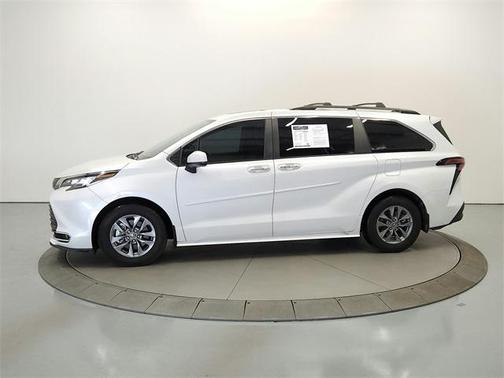 2022 Toyota Sienna XLE 8 Passenger