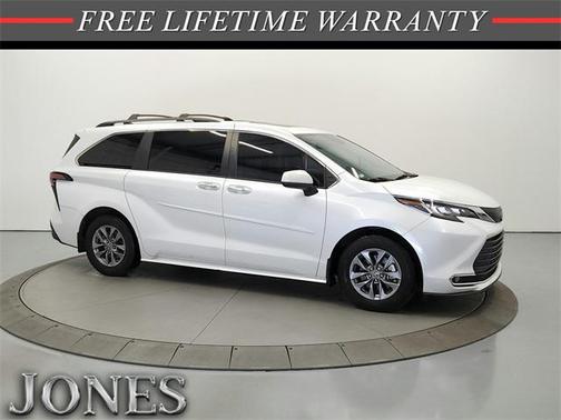 2022 Toyota Sienna XLE 8 Passenger