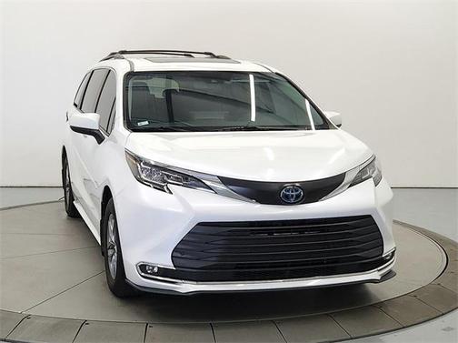 2022 Toyota Sienna XLE 8 Passenger