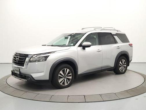 Brilliant Silver Metallic 2022 Nissan Pathfinder SL 4WD