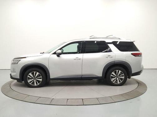 Brilliant Silver Metallic 2022 Nissan Pathfinder SL 4WD