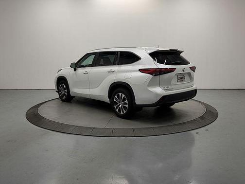Wind Chill Pearl 2023 Toyota Highlander XLE