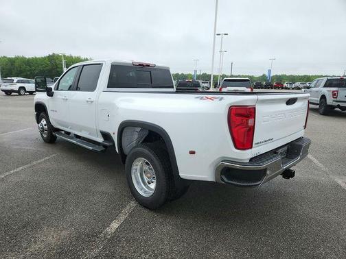 Summit White 2026 Chevrolet Silverado 3500 LT