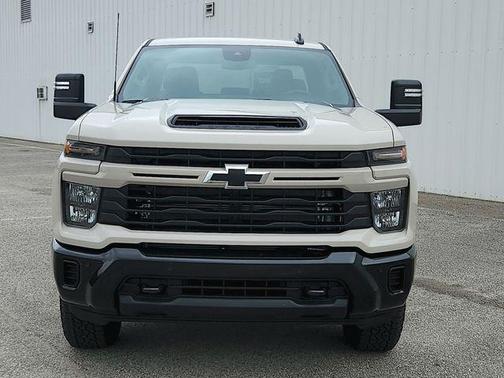 White Sands 2026 Chevrolet Silverado 2500 Custom