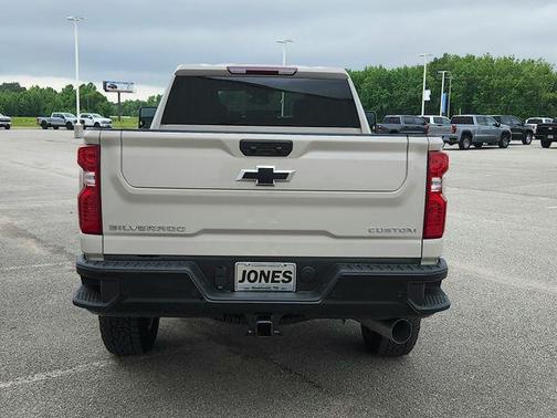 White Sands 2026 Chevrolet Silverado 2500 Custom