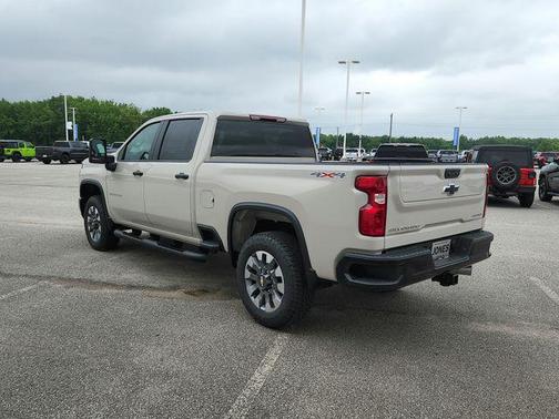 White Sands 2026 Chevrolet Silverado 2500 Custom